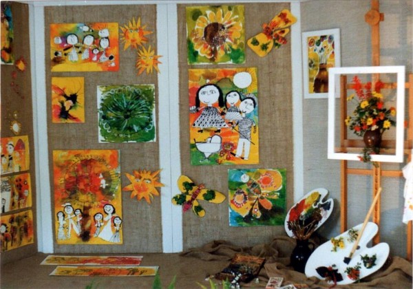 Kresby dětí MŠ Čimelice, ve vstupní hale, 1994